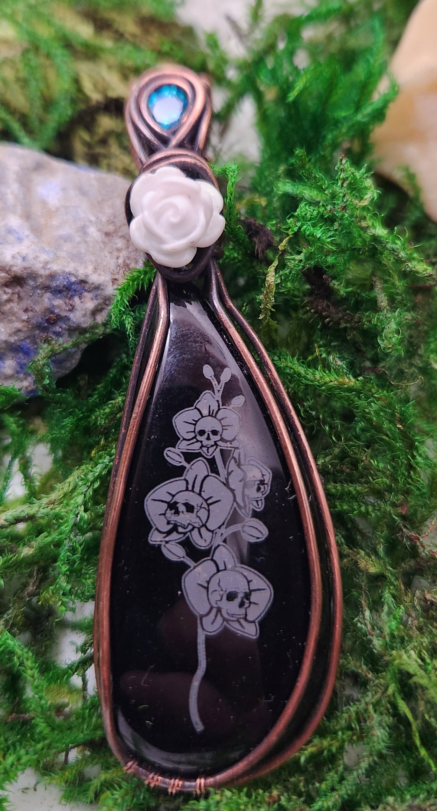 Onyx engraved pendant