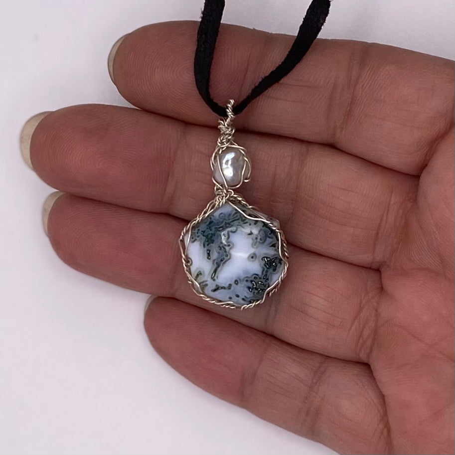 Howlite and Freshwater Pearl Pendant